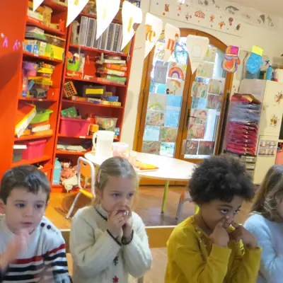 Élèves en classe à l’école bilingue