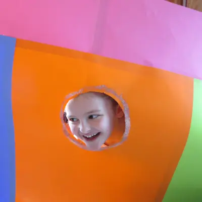 Un enfant passe la tête dans un décor d’atelier