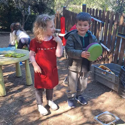 Les enfants dans le jardin