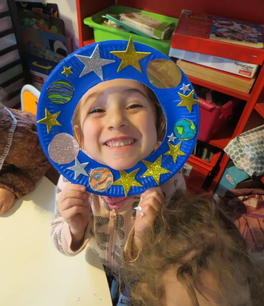 Un élève d’Enjoy English avec son masque d’étoiles fait en atelier