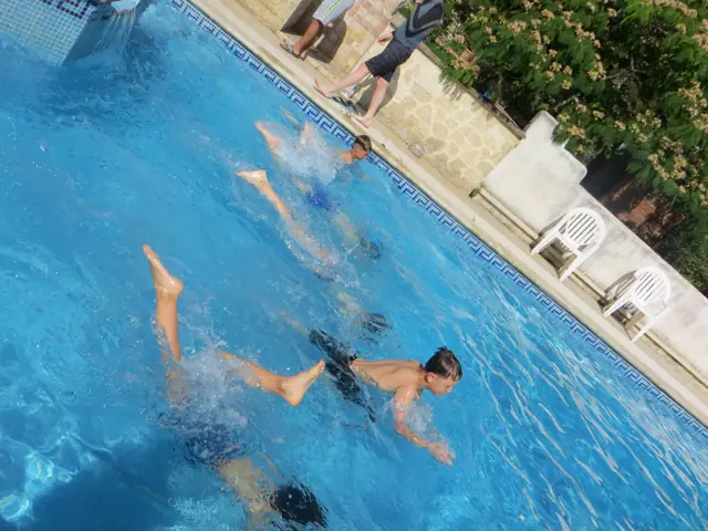Un enfant nage dans la piscine pendant un stage