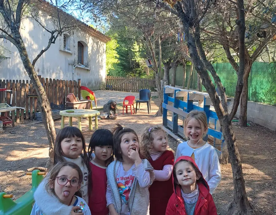 Les enfants dans la cour et le jardin d’Enjoy English