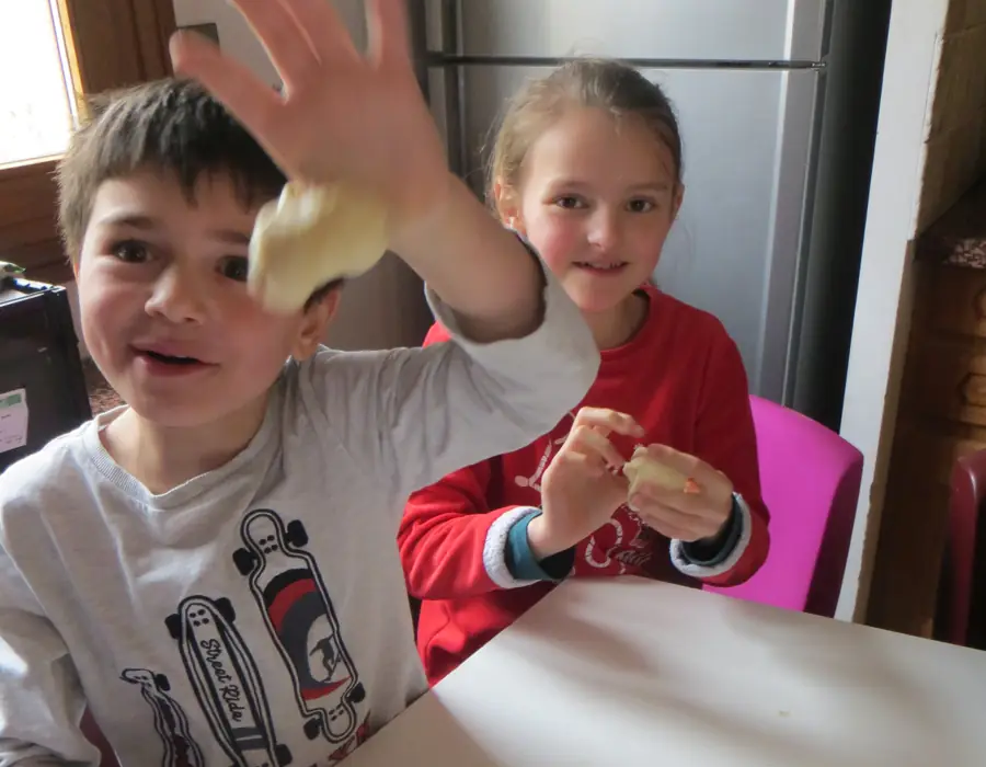 Un enfant fier de son atelier