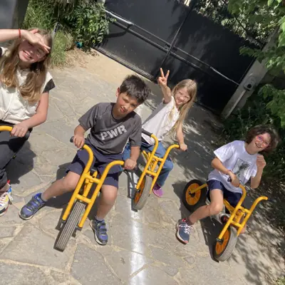 Des enfants sur leurs vélos dans la cour