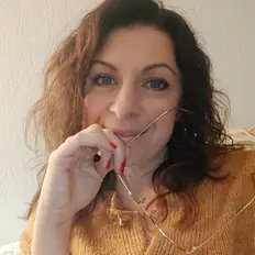 Anne-Laure, Française