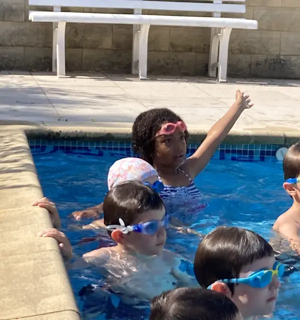 Jeux d’eau dans la piscine pendant un stage d’été
