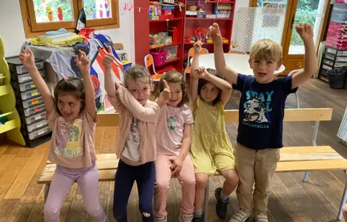 Un groupe d’enfants, les bras levés